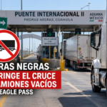 Camiones de carga en el Puente Internacional II entre Piedras Negras y Eagle Pass ante restricción temporal para unidades vacías.