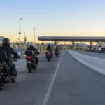 Motociclistas avanzan hacia el acceso fronterizo de San Ysidro entre Tijuana y San Diego